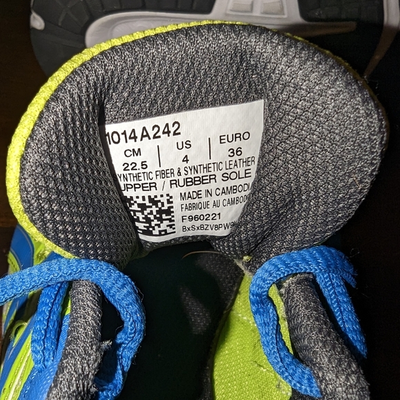 Boys size 4 Asics - Picture 2 of 4